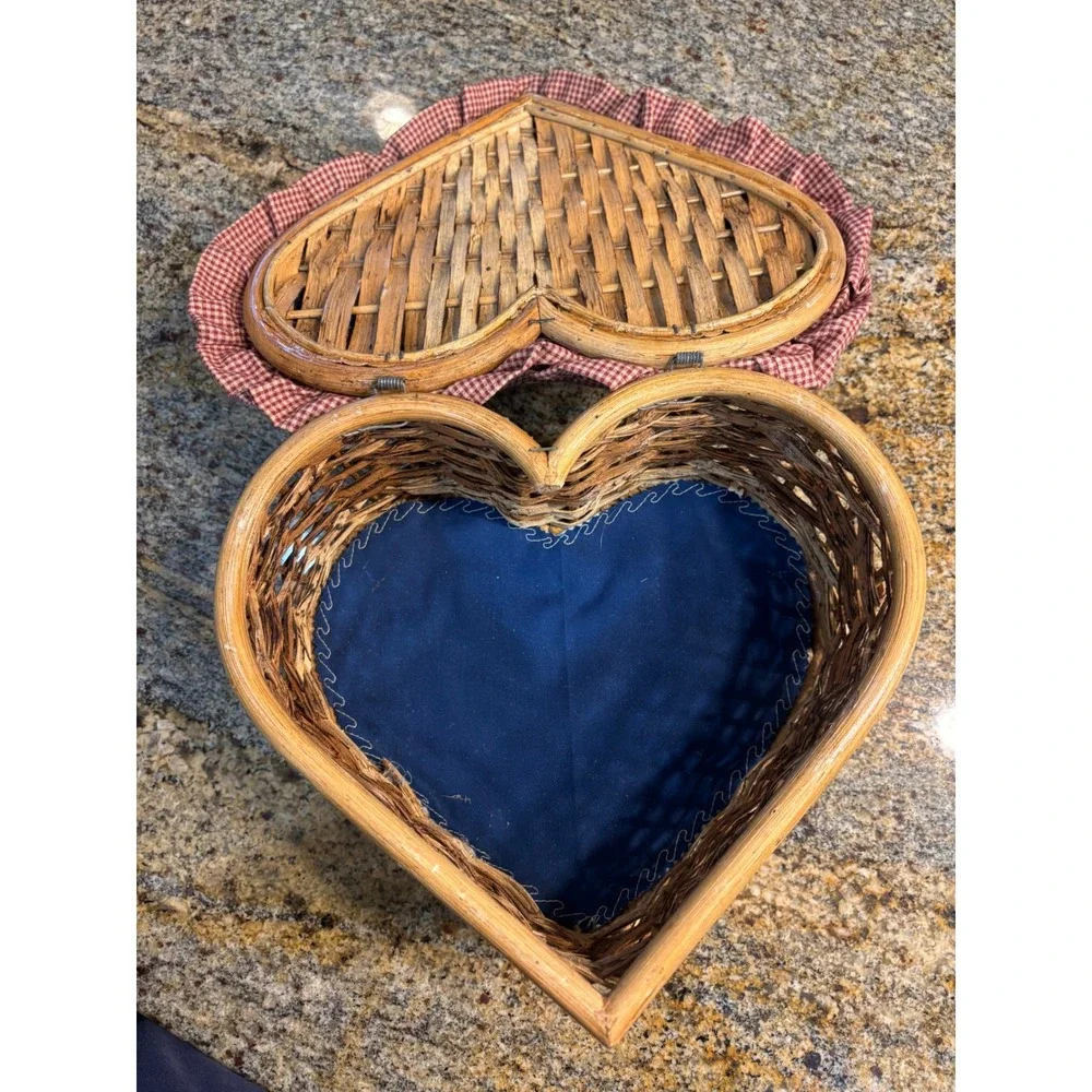Vintage Heart Shaped Wicker‎ Basket Friendship Starts With A Smile Gingham Lid